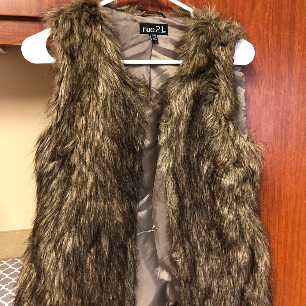 Rue 21 fur vest